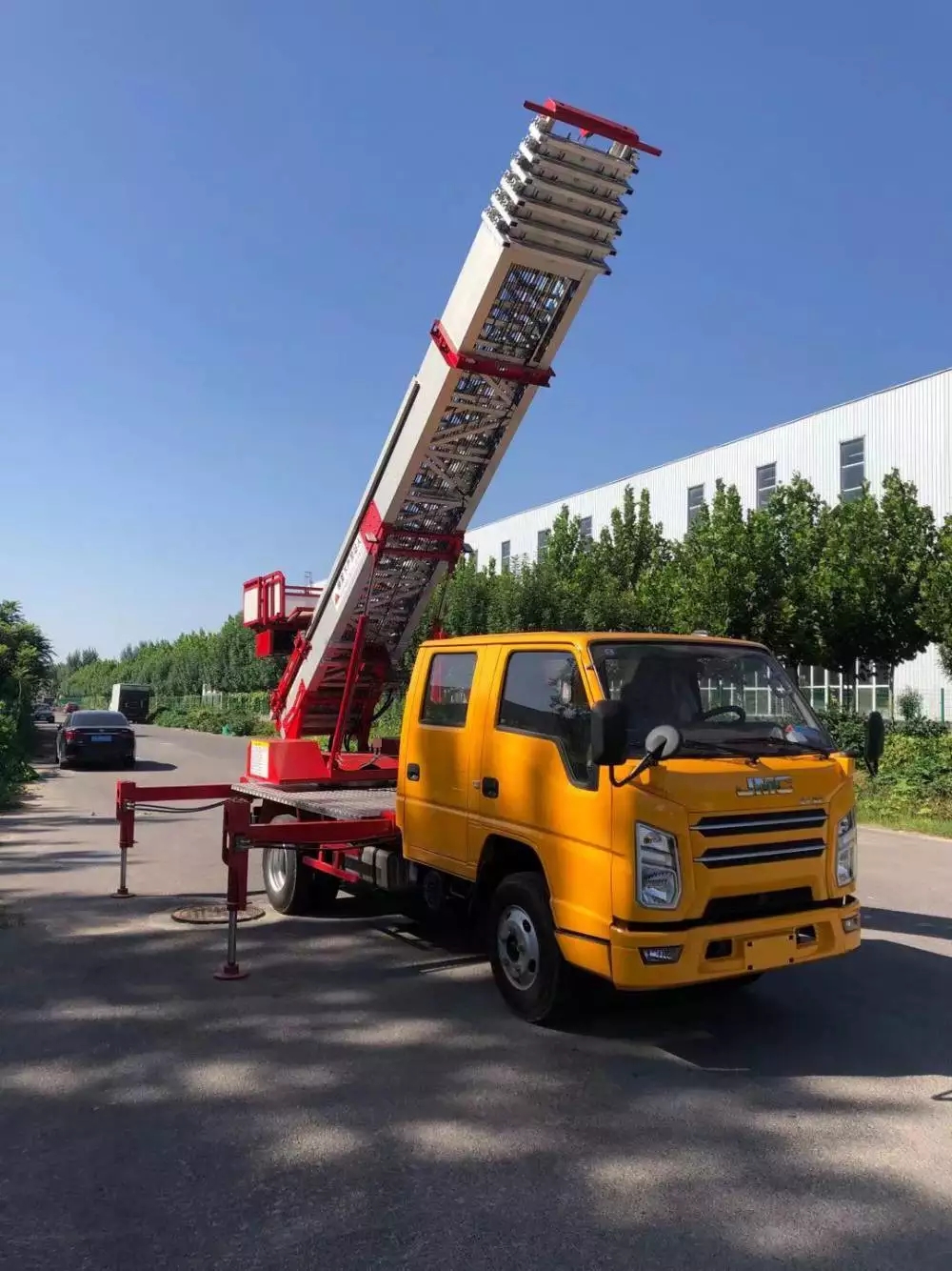 五华附近的云梯车出租服务：轻松解决高空作业需求